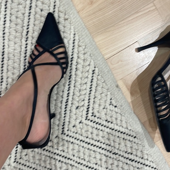 SOLD- Stuart Weitzman 4” heel, 8.5 - Picture 3 of 8